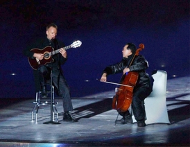 Zpěvák Sting a violoncellista Yo-Yo Ma na Rice Ecclesově stadionu v Salt Lake City (2002).