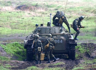 Ukrajinští vojáci seskakují z BVP.