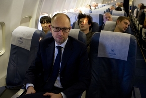 Za levno. Premiér Jaceňuk letí z Kyjeva do Vídně.