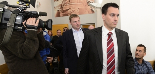 K soudu dorazili i sudí Tomáš Adámek (druhý zprava) a Pavel Býma.