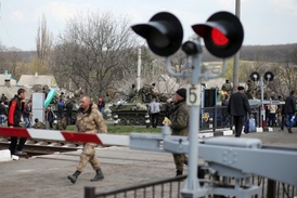 Ukrajinské jednotky zablokované místními u železničního přejezdu.