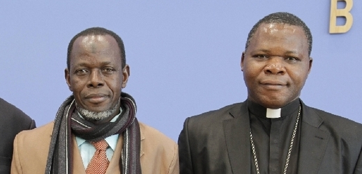 Imám Oumar Kobine Layama  (vlevo) a arcibiskup Dieudonne Nzapalainga.