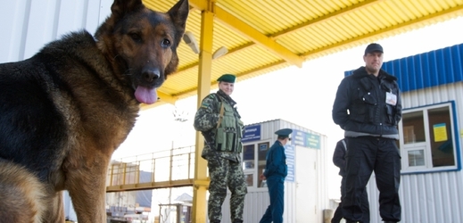 Ukrajinci strážící hraniční přechod.