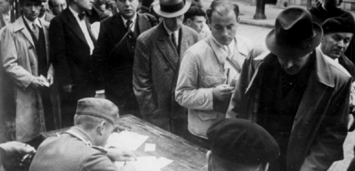 Registrace zadržených židů v Paříži za 2. světové války (ilustrační foto).