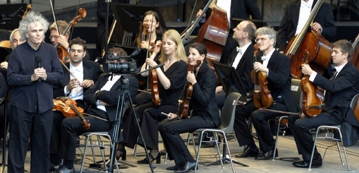 Dirigent Simon Rattle (vlevo) a členové Berlínská filharmonie.