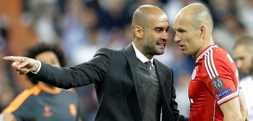 Tohle se nepovedlo. Arjen Robben (vpravo) v rozhovoru s trenérem Bayernu Pepem Guardiolou.