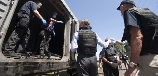 Šéf mise OBSE na východní Ukrajině u chladicího vlaku s mrtvými těly v Torezu.