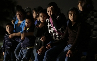 Děti zadržené při přechodu hranice mezi Mexikem a USA.