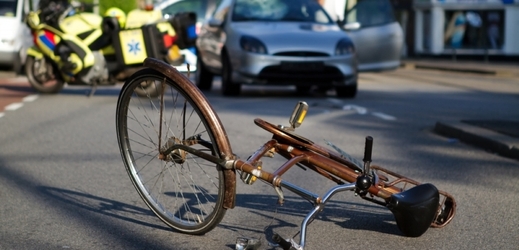 Osobní automobil v úterý v Krnově srazil dvě děti na kolech (ilustrační foto). 