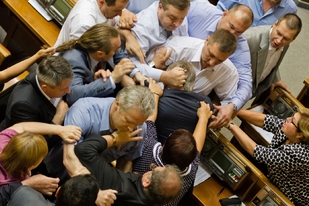 Ukrajinský parlament 23. července 2014. Pěsti mezi komunisty a krajními pravičáky.