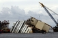 Costa Concordia na boku, září 2013. Loď ztroskotala u toskánského ostrova Giglio v lednu 2012. Příliš se přiblížila ke břehu, narazila na útes a začala nabírat vodu.