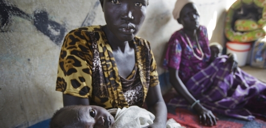 Na snímku z ledna ženy čekají na ošetření Lékařů bez hranic ve městě Awerial, Jižní Súdán. 