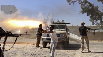 Bojovníci brigády z Misráty ostřelují letiště v Tripolisu.