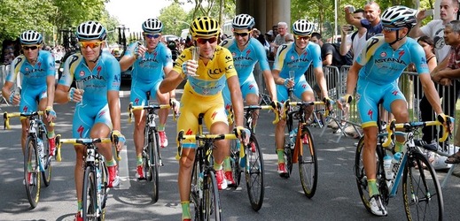 Kazašský tým Astana s vítězem letošní Tour de France, Vicenzem Nibalim.