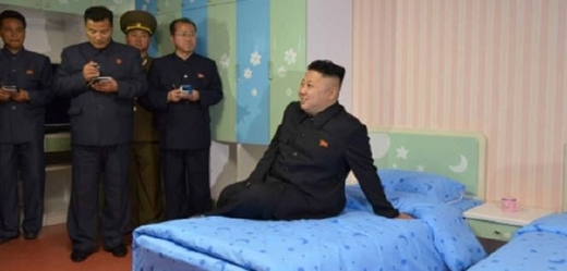 Kim III. zkouší postel v mezinárodním táboře.