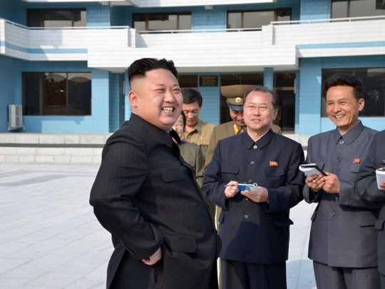 Kim III. si prohlíží ukázkový mezinárodní tábor. Jeho doprovod si jako obvykle pečlivě zapisuje všechny jeho výroky.
