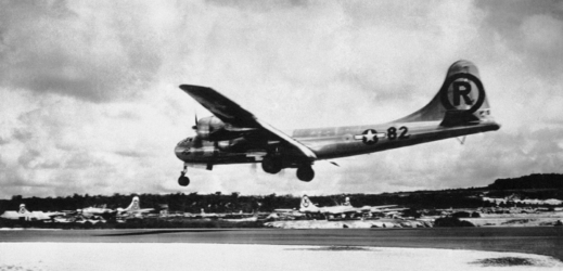 Americký letoun B-29 Enola Gay, který 6. srpna 1945 svrhl atomovou bombu na japonské město Hirošima.