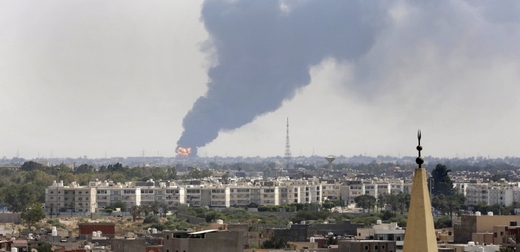 Hořící obří nádrže s pohonnými hmotami u Tripolisu.
