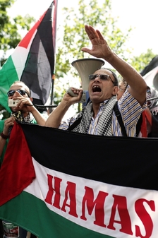 Demonstranti v Paříži vyjadřují své sympatie hnutí Hamás.