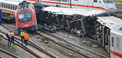 Pět vagónu soupravy EuroCity vykolejilo.