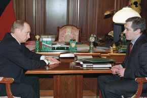 Putin (vlevo) a Chodorkovskij v roce 2002.