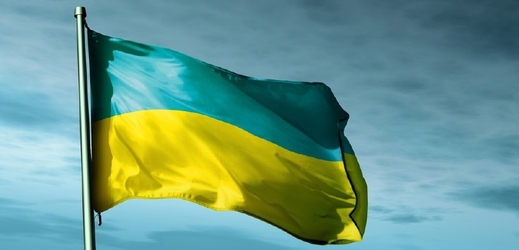 Ukrajinská vlajka na jedné ze "sedmi sester".