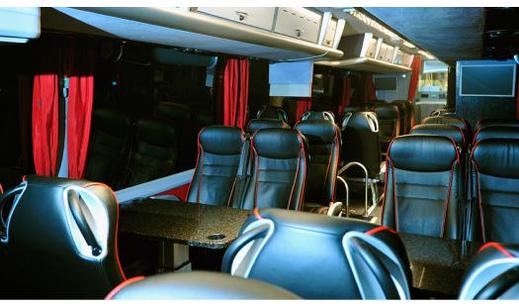 V autobusu je celkem třicet pohodlných kožených sedaček.
