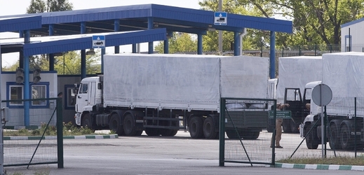 Celníci na ukrajinské straně hranice začali po ruské kontrole odbavovat první vozidla z ruského humanitárního konvoje.