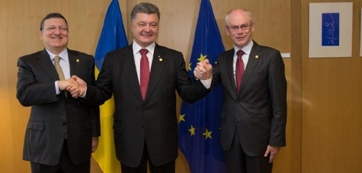 Prezident Porošenko (uprostřed) s šéfem EK Barrosem a prezidentem EU van Rompuyem.