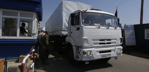 Bílé kamiony s ruskou humanitární pomocí.