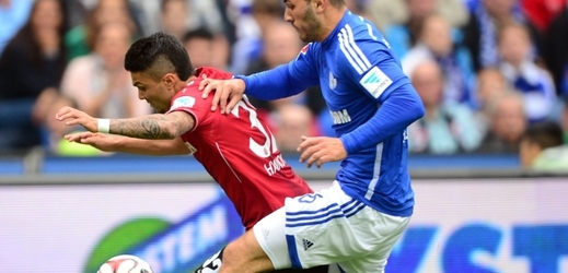 Leonardo Bittencourt v souboji se Seadem Kolasinacem ze Schalke. 