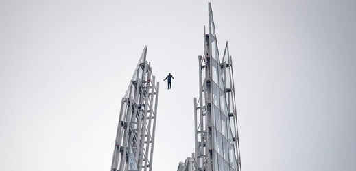 Levitující kouzelník na mrakodrapu The Shard.
