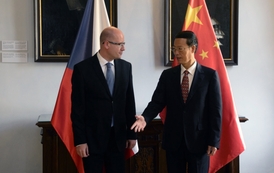 První čínský vicepremiér Čang Kao-li s českým premiérem Bohuslavem Sobotkou.