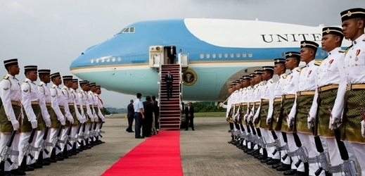 Obama se svým letadlem po příletu do Malajsie.