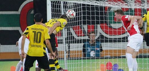 Fotbalisté Dortmundu napravili nepovedený vstup do sezony a ve 2. kole německé ligy zvítězili 3:2 na hřišti Augsburgu.