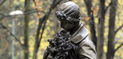 Myslbekova socha Karla Hynka Máchy stojí na pražském Petříně.