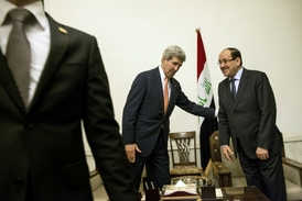 Šéfdiplomat USA John Kerry při jednání s někdejším iráckým premiérem Málikím.