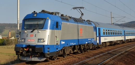 Mezi Hradcem Králové a Pardubicemi přestaly v pondělí v 8.40 na deset dní jezdit vlaky. 