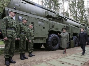 Premiér Medveděv u jednotky vyzbrojené raketami Topol.