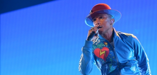 Zpěvák Pharrell Williams si při koncertě vystačil s několika tanečnicemi a animovanou projekcí. Foto: Karel Šanda.