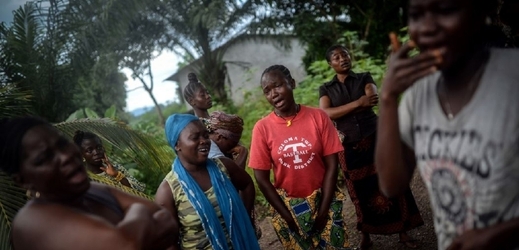 Zoufalí vesničané a ebola.