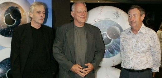 Pink Floyd v roce 2006. Zleva zesnulý Richard Wright, David Gilmour a Nick Mason.