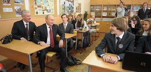 Putin na návštěvě moskevského gymnázia.