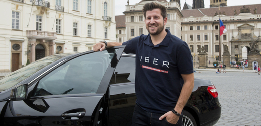 Vozidla Uber jezdí bez označení taxislužby a bez taxametru, zabývá se jimi magistrát.