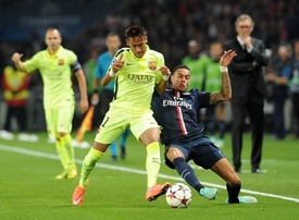 Barcelonský Neymar (vlevo) v souboji s Gregory Van Der Wielem z PSG.