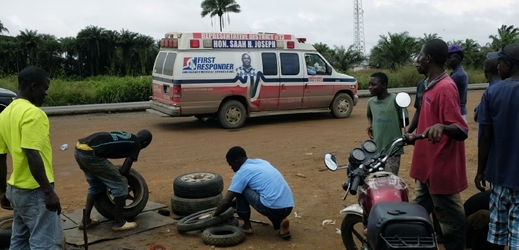Lékařský vůz v Libérii zasažené ebolou.