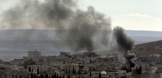 Dým nad syrským městem Kobani, o které svádějí islamisté a Kurdové tuhé boje.