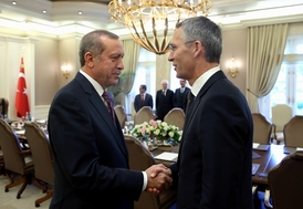 Turecký prezident Recep Tayyip Erdogan (vlevo) se vítá s šéfem NATO Jensem Stoltenbergem.