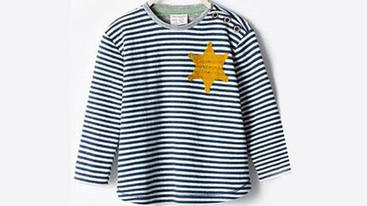 Dětské pruhované tričko s údajně šerifskou hvězdou, která se ale podobá žluté židovské hvězdě.
