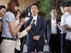Premiér Abe se omlouvá veřejnosti.